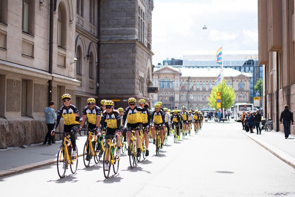 Team Rynkebyn pyöräilyjoukkue ajamassa Helsingin keskustassa.