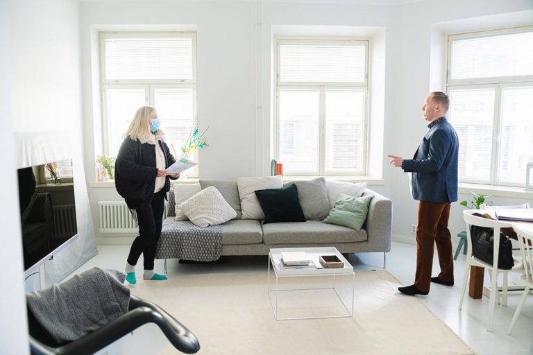 Kiinteistönvälittäjä Antti esittelee asuntoa.